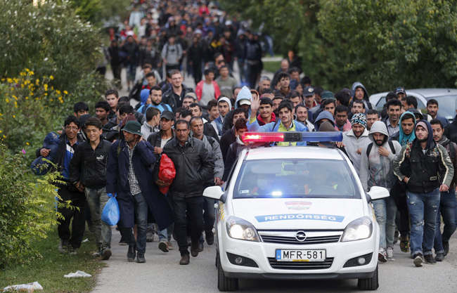 Migranten auf dem Weg zur ungarisch-österreichischen Grenze