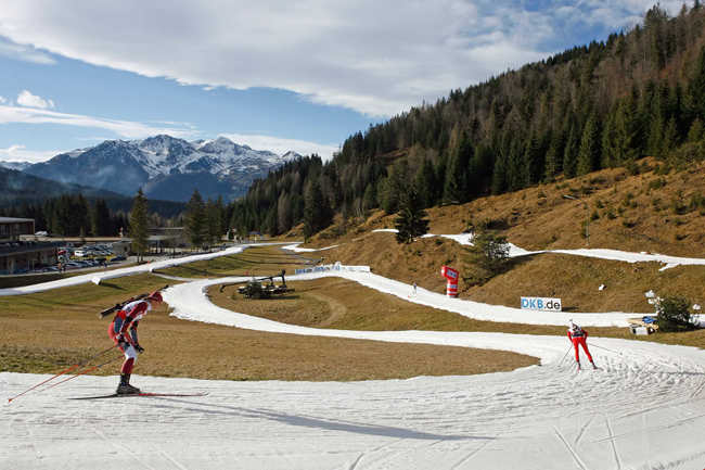 Ein Schneeband als Loipe beim Biathlon-Weltcup